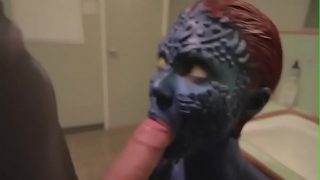 Incrível Mystique Cosplayer Chupando um Pau Enorme POV