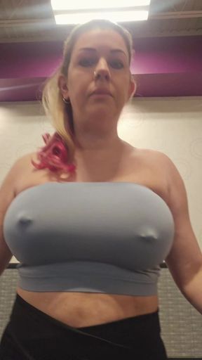 Bustymom flash on treadmill