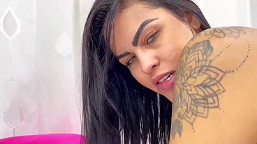 ELA FICOU MOLHADA E PEDIU NO CUZINHO !