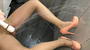 Very Very Strong Pee Stream on the Wall in Pantyhose and High Heels (wmv)