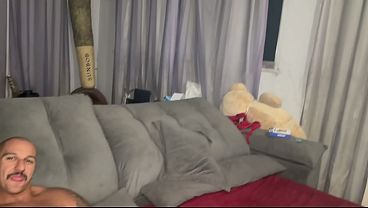 Arrastei duas novinhas pra favela e meti a rola nas duas.