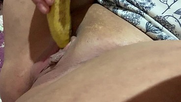 Enfiando a banana na buceta e depois comendo ela