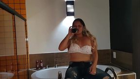 Oque minha esposa,estava fazendo  enquanto eu comia a prima dela ?