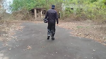 Motoboy entrou por engano no lugar errado e foi massacrado na pica de dois neg&otilde_es impiedosos