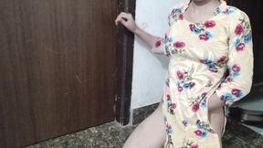 Desi aunty ko saman dene ke bahane pel diya