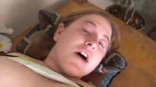 Un mec baise le cul serré d'une grosse fille potelée.