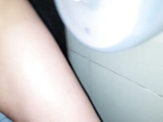 Hermanastra es soprendida bañándose y es follada bien duro