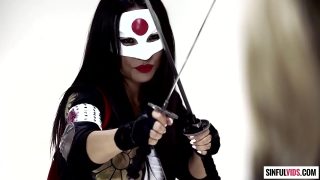 Les lesbiennes Kleio Valentien déguisées en Harley Quinn et Asa Akira en Katana léchant et baisant