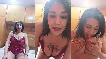 Me gusta acariciarme mis tetas mientras ago live