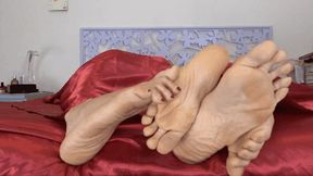 A curious footsie !! ( SOLES ) ( WMV - MOBILE VERSION )