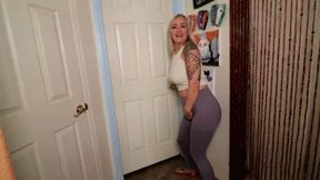 INEED2PEE Meeting Elana Bunnz outside bathroom sexy wetting pants