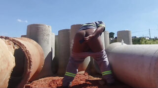 Un tătic negru și păros amator în uniformă își masturbează pula groasă și își fute propriul cur