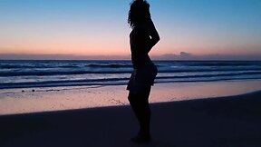 Stella fortunatto leva rola e uma chupada na praia e gozada no cu quando chega