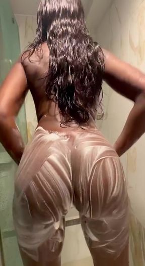 Amateur onlyfan shows off her ass