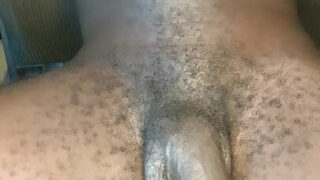 หนุ่มหล่อหุ่นดีทาออยล์ทั่วตัวลูบไล้เจ้าอวัยวะเพศใหญ่โตมีขนดกของตัวเองอย่างใกล้ชิด ก่อนจะกระแทกก้นและพ่นน้ำอสุจิออกมา