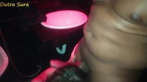 encontrei um gostoso da piroca gigante na balada e dei pra ele no banheiro mesmo. meu corninho filmou tudo