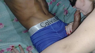 Babando a piroca do colega de trabalho da esposa