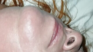 彼女の引き締まったお尻を激しく乱暴に叩く