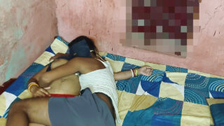 Film fait maison d&#39;une femme au foyer indienne mature aux gros seins naturels avalant une bite après avoir été baisée par une grosse bite