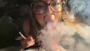 Smoke fetish ela fuma e mama e no final dar sua buceta bem gostosa