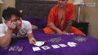 Những chàng trai trẻ người Tây Ban Nha nghiệp dư bị hiếp dâm qua đường hậu môn.