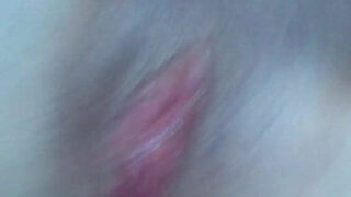 Un tipo se folla el culo de una chica amateur y le da un orgasmo anal