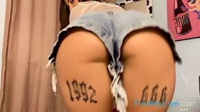 Big-Ass Latina Babe Twerking on Webcam!