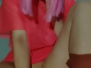 Милая малышка Lika сосет конфетку и играет со своей сладкой дырочкой