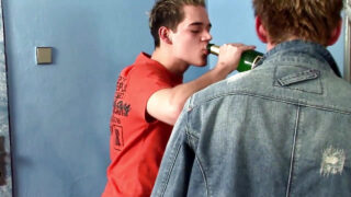 Tjekkisk stud Mark Zebro tager rå bareback gangbang dunkende og deep throat action