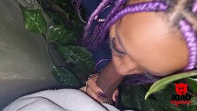 preta fogosa punhetando na moto e dando buceta no mato da favela pra joaoosafado