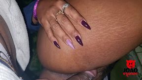 preta fogosa punhetando na moto e dando buceta no mato da favela pra joaoosafado