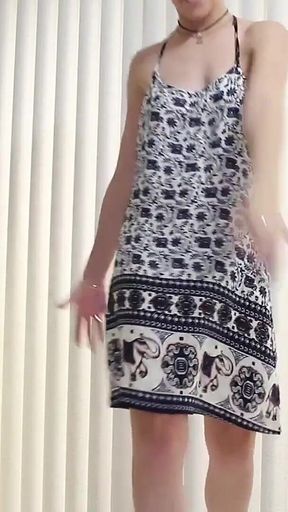 Kimber Lee Shows off Her Ass Twerking for You