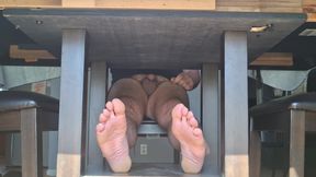 Any guys or gal's wand to massage my feet while I jerk off?