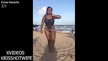 Kriss Hotwife Se Exibindo Com Mai&ocirc_ Transparente Na Praia De Salvador