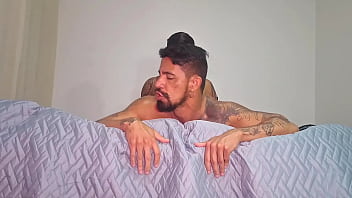 Safado esperou o namorado ir pro banho pra dar o cuzinho pro amigo de quarto dele .