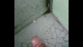 Joven botando mucha leche