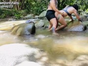 Lesbianas follando en el rio