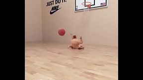 Gord&atilde_o com o pau de 1metro comendo uma mulher d. metros dealtura com 3 peitos enquanto joga basquete