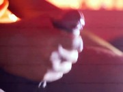 POV Etudiant excité se branle sa grosse bite et éjacule partout