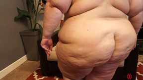 SSBBW Erin Green plays with herself on Happy Ending Cleaning