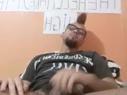 O punk exibindo o pau mole