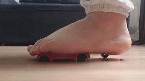 100kg crushing toy car barefeet