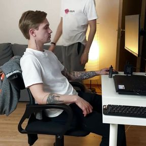 Twink distracted the guy from work, the guy with a big cock fucked Twink&#039;s tight asshole and cummed