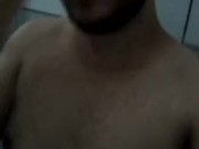 Homem gordo tomando banho de pau duro