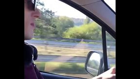 Batendo punheta enquanto amigo dirige