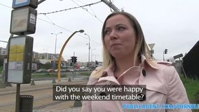 PublicSex Bibi fickt draußen einen Fremden für eine kostenlose Bahnkarte