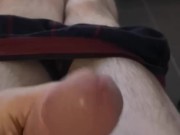 je me branle et ejacule en laissant mon sperme dégouliner