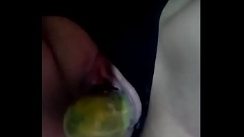 Mir&aacute_ a esta hermosa puta como goza metiendose un pepino por la concha.