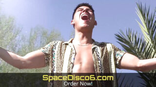 Tatovert ung hingst Jayden Marcos suger uklippet pikk barback, så blir han knullet og får creampied i rumpa