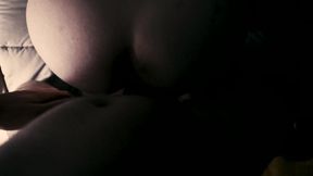 Elle saute sa bite et le fais gicler sur son cul